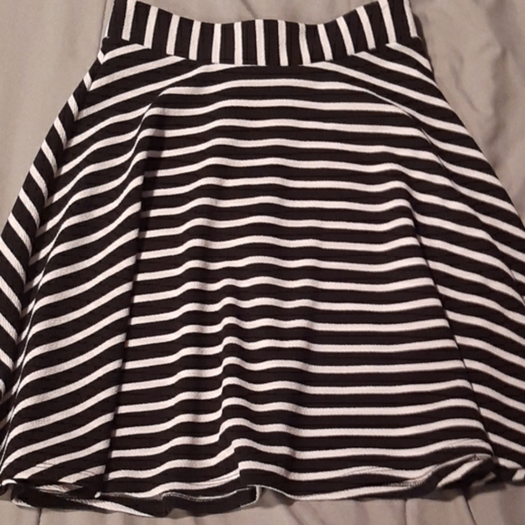 Trixxi Matching Cropped Top/Skirt Outfit Blk/Wh Striped CrisCross Open Back Sz 1 - Picture 8 of 9